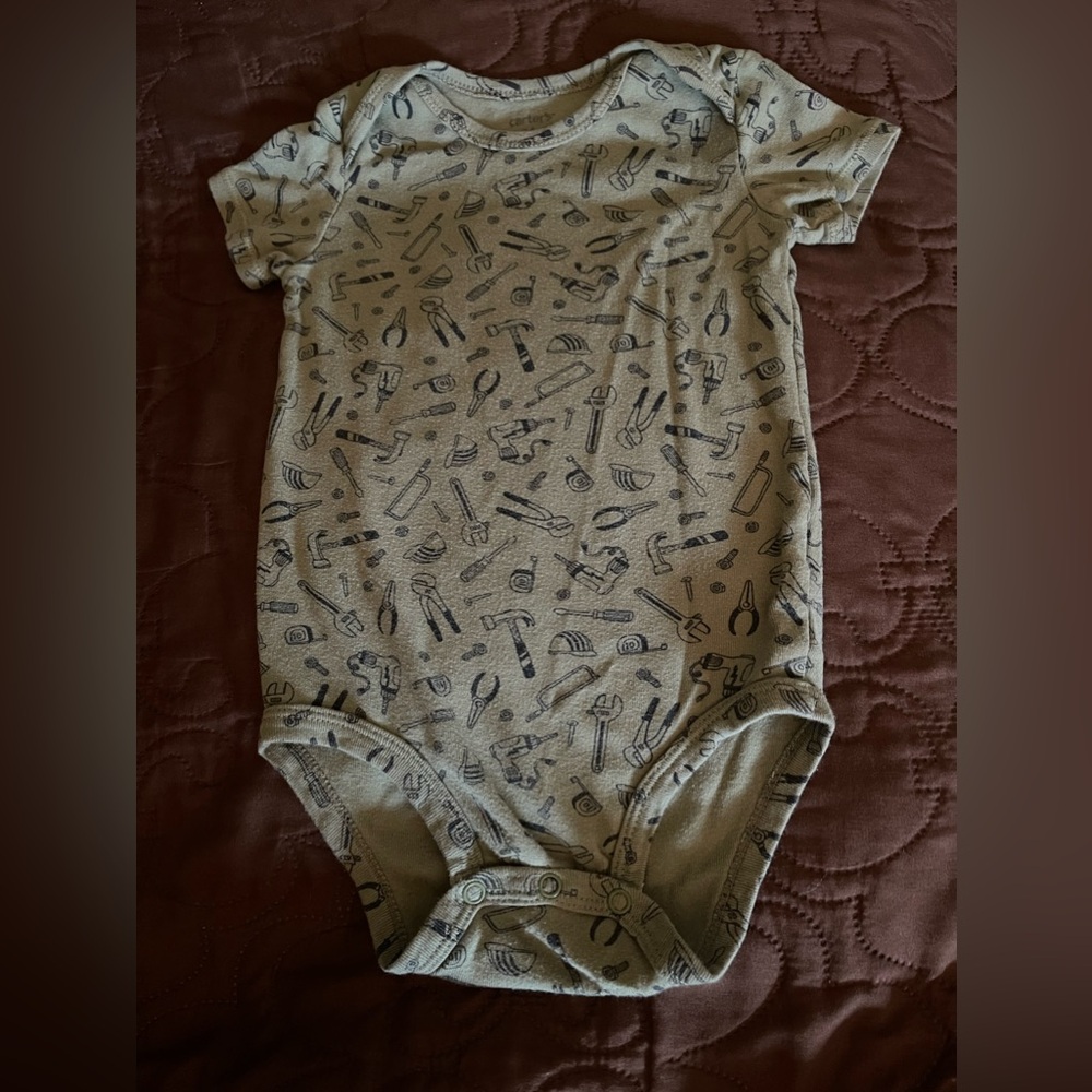 6/10$ Carters 24 months bodysuit (tools)